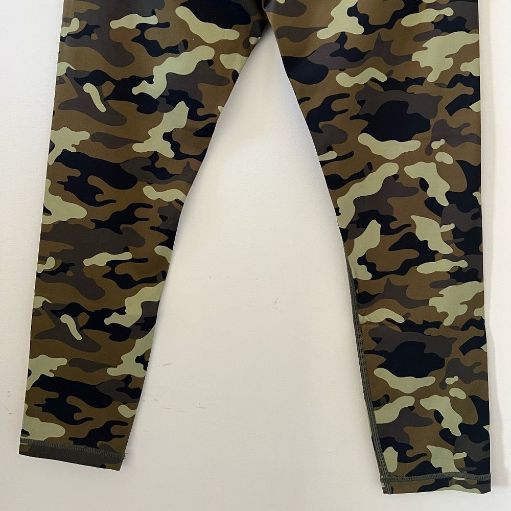 ZYIA Light Green Camo Reflective Soft & Snug Mid-Rise 7/8 Legging Size 6-8 - Picture 14 of 16